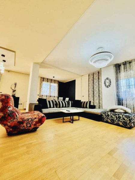 Tirane, shitet apartament 3+1 194 m² Euro (Rruga e Kosovareve)
