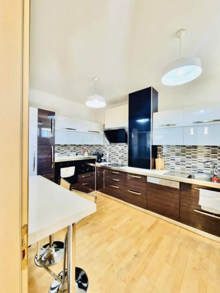 Tirane, shitet apartament 3+1 194 m² Euro (Rruga e Kosovareve)