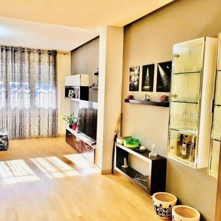 Tirane, shitet apartament 3+1 194 m² Euro (Rruga e Kosovareve)