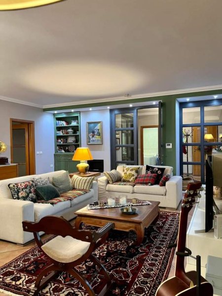 Tirane, jepet me qera apartament 2+1 186 m² 3.000 Euro (Bllok)