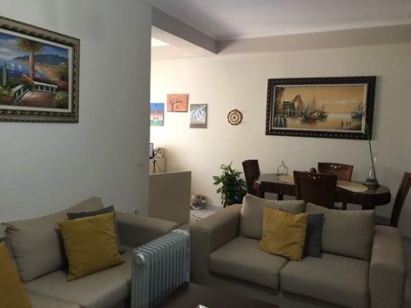 Tirane, jepet me qera apartament 1+1+BLK Kati 5, 70 m² i mobiluar  35.000 Leke/muaj (Rr e dibres, mbrapa fakultetit te mjekesise)