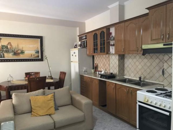 Tirane, jepet me qera apartament 1+1+BLK Kati 5, 70 m² i mobiluar  35.000 Leke/muaj (Rr e dibres, mbrapa fakultetit te mjekesise)