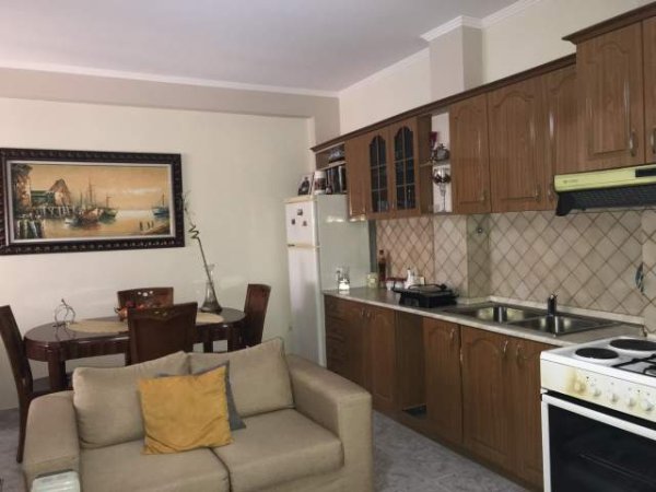 Tirane, jepet me qera apartament 1+1+BLK Kati 5, 70 m² i mobiluar  35.000 Leke/muaj (Rr e dibres, mbrapa fakultetit te mjekesise)