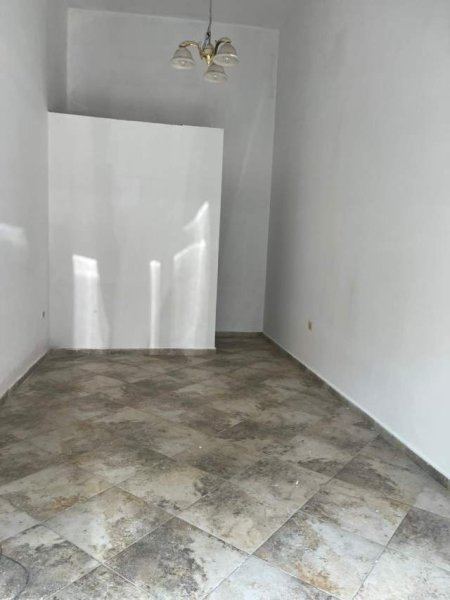 Tirane, jepet me qera dyqan Kati 0, 30 m² 30.000 Leke (prane Kristal Center)