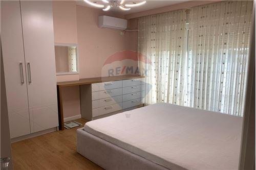 Tirane, jepet me qera Penthouse 2+1+A+BLK Kati 6, 115 m² 400 Euro (Rruga e Elbasanit)