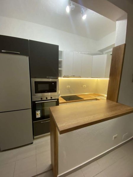Tirane, jepet me qera apartament 1+1 Kati 5, 60 m² 400 Euro (Te Vasil Shanto, Prane KESH)