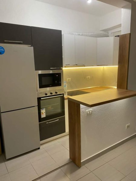 Tirane, jepet me qera apartament 1+1 Kati 5, 60 m² 400 Euro (Te Vasil Shanto, Prane KESH)
