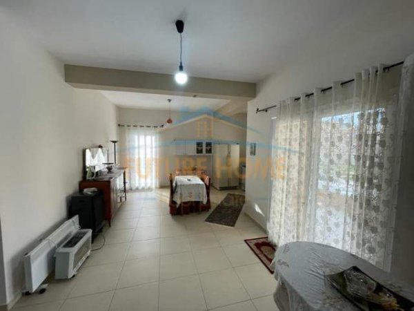 Korce, jepet me qera Vile 2 Katshe Kati 2, 250 m² 240 Euro (Lagjia 16, Korçë.)