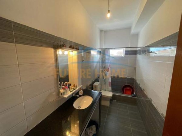 Korce, jepet me qera Vile 2 Katshe Kati 2, 250 m² 240 Euro (Lagjia 16, Korçë.)