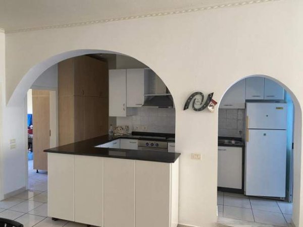 Tirane, jepet me qera apartament 1+1 Kati 4, 75 m² 350 Euro (prane Medresese)