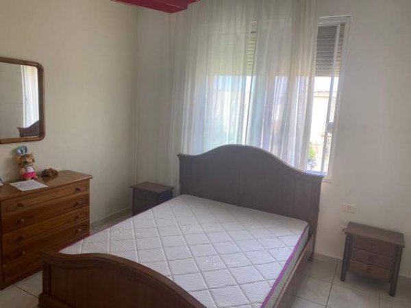 Tirane, jepet me qera apartament 1+1 Kati 4, 75 m² 350 Euro (prane Medresese)