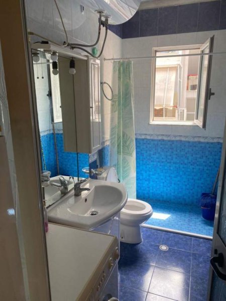 Tirane, jepet me qera apartament 1+1 Kati 4, 75 m² 350 Euro (prane Medresese)