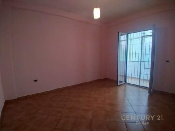 Tirane, jepet me qera apartament 2+1+BLK Kati 2, 89 m² 500 Euro (Qendra Tregtare Kristal)