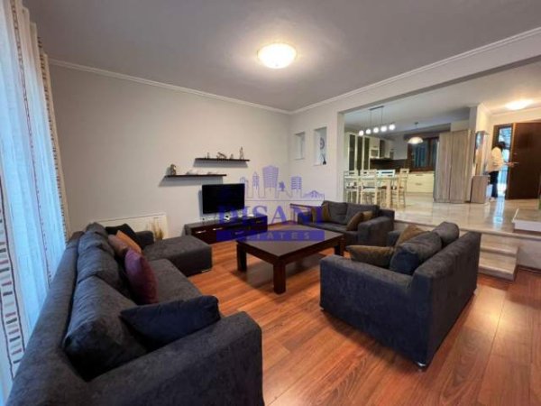 Tirane, jepet me qera Vile Kati 1, 200 m² 2.000 Euro (kodra e diellit)