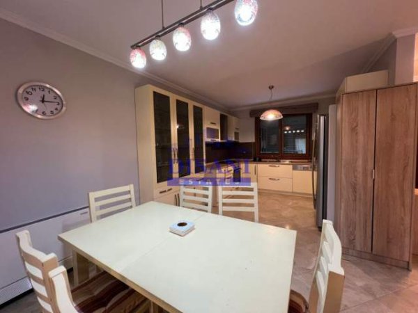 Tirane, jepet me qera Vile Kati 1, 200 m² 2.000 Euro (kodra e diellit)