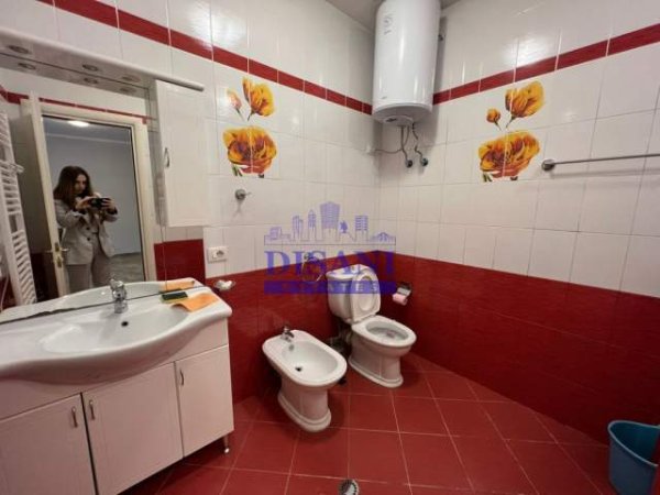 Tirane, jepet me qera Vile Kati 1, 200 m² 2.000 Euro (kodra e diellit)