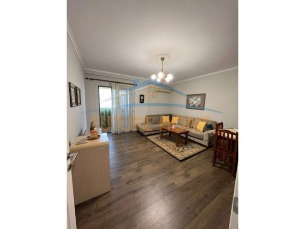 Tirane, jepet me qera apartament Kati 6, 130 m² 700 Euro (Komuna e Parisit)
