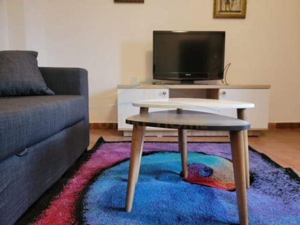 Tirane, jepet me qera garsonier 1+1 Kati 8, 41 m² 400 Euro (Kinema Agimi)