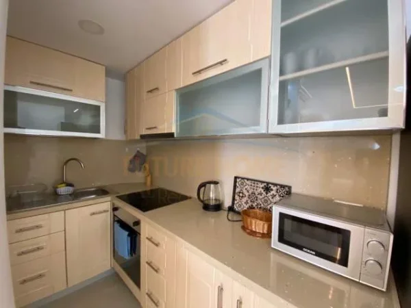 Durres, jepet me qera apartament 2+1 Kati 9, 80 m² 650 Euro (Plazh)