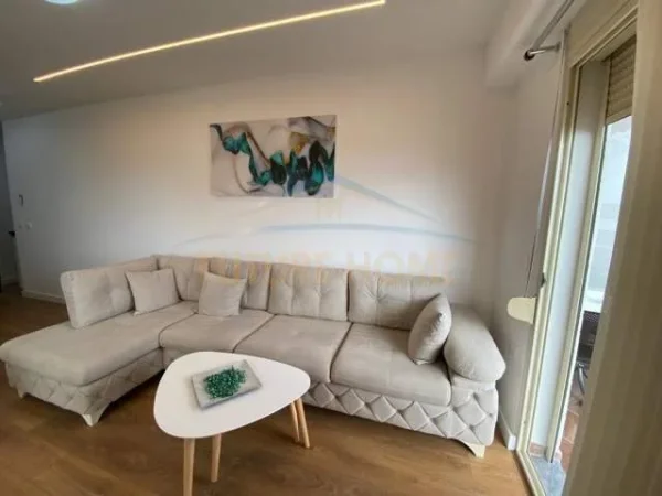 Durres, jepet me qera apartament 2+1 Kati 9, 80 m² 600 Euro (plazh)