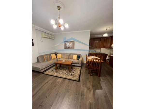 Tirane, jepet me qera apartament Kati 6, 130 m² 700 Euro (Komuna e Parisit)