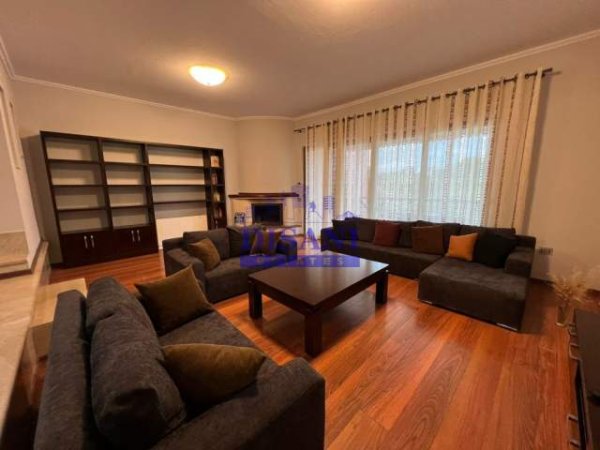 Tirane, jepet me qera Vile Kati 1, 200 m² 2.000 Euro (kodra e diellit)