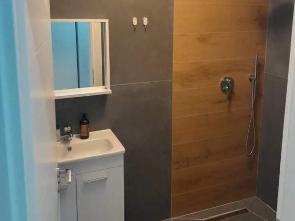 Tirane, jepet me qera garsonier Kati 2, 36 m² 400 Euro (Selvia)