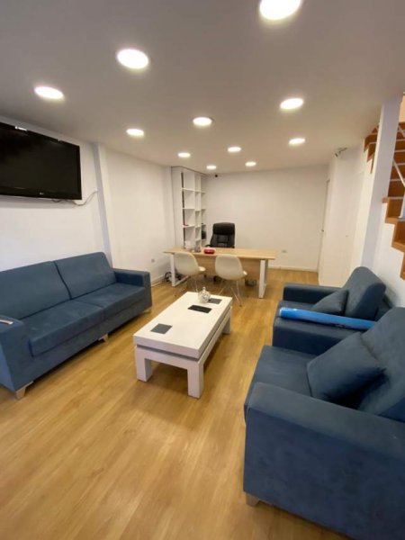 Tirane, jepet me qera ambjent biznesi Kati 2, 54 m² 750 Euro (Rruga e Kavajes)