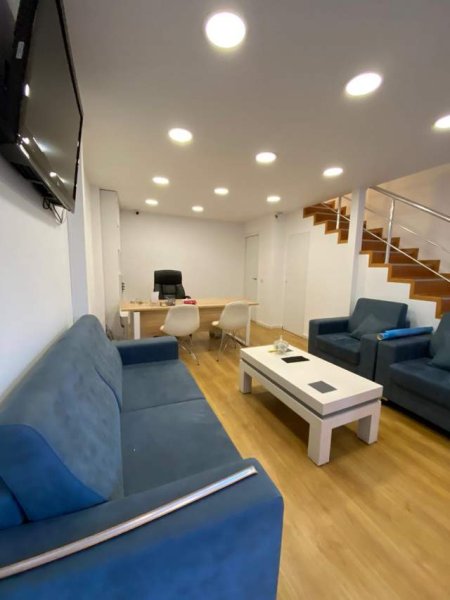 Tirane, jepet me qera ambjent biznesi Kati 2, 54 m² 750 Euro (Rruga e Kavajes)