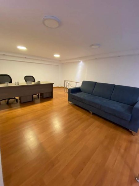 Tirane, jepet me qera ambjent biznesi Kati 2, 54 m² 750 Euro (Rruga e Kavajes)