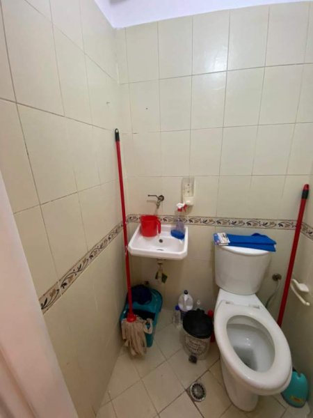 Tirane, jepet me qera ambjent biznesi Kati 2, 54 m² 750 Euro (Rruga e Kavajes)