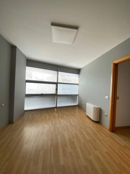 Tirane, jepet me qera ambjent biznesi Kati 3, 700 Euro (Zogu i Zi)