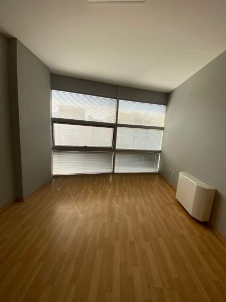 Tirane, jepet me qera ambjent biznesi Kati 3, 700 Euro (Zogu i Zi)