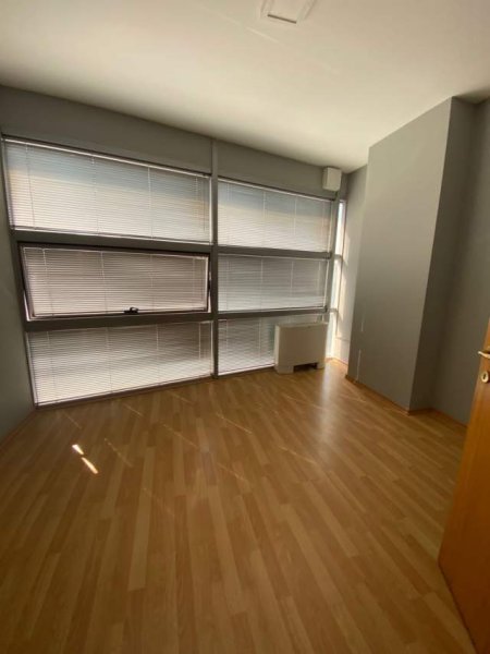 Tirane, jepet me qera ambjent biznesi Kati 3, 700 Euro (Zogu i Zi)