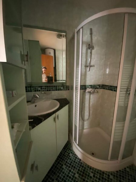 Tirane, jepet me qera ambjent biznesi Kati 3, 700 Euro (Zogu i Zi)