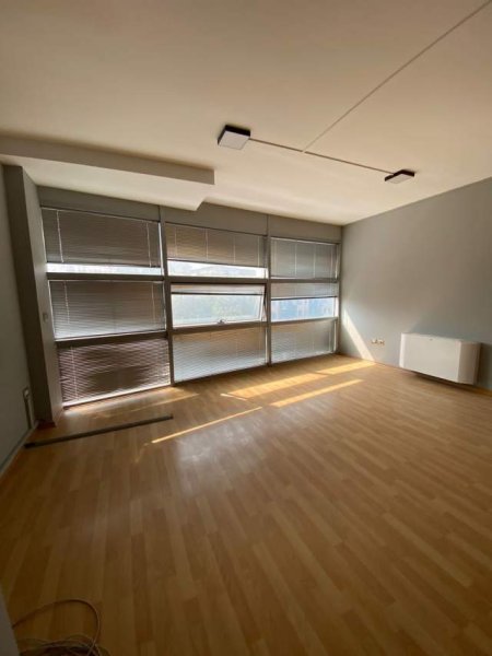 Tirane, jepet me qera ambjent biznesi Kati 3, 700 Euro (Zogu i Zi)