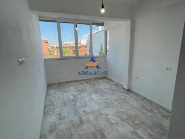 Tirane, jepet me qera Kati 0, 90 m² 800 € 