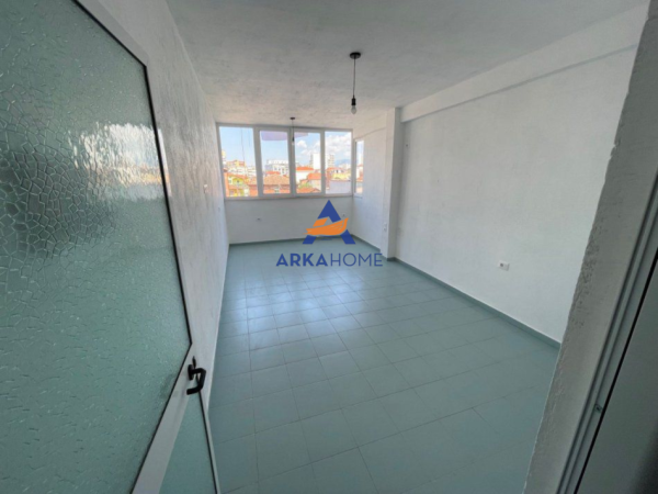Tirane, jepet me qera Kati 0, 90 m² 800 € 