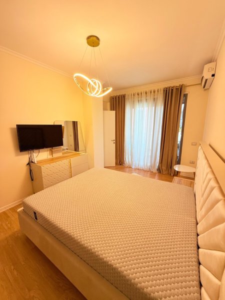 Tirane, jepet me qera apartament 2+1+Ballkon Kati 5, 95 m² 1.200 € (Rruga e Kosovareve)