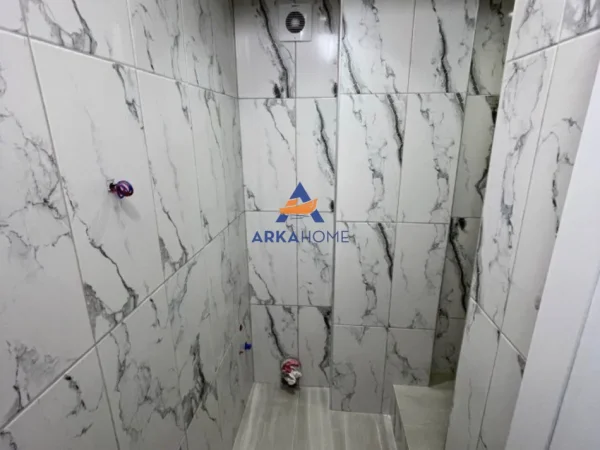 Tirane, jepet me qera Kati 0, 90 m² 800 € 