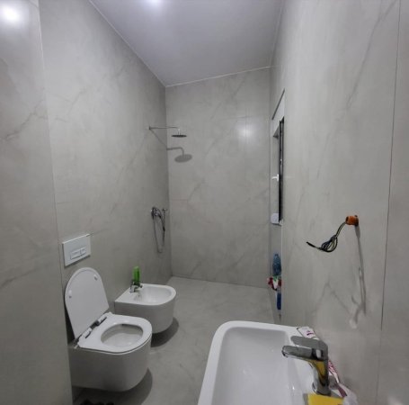 Tirane, jepet me qera apartament 2+1+Ballkon Kati 3, 80 m² 550 € (Ali Demi, Kompleksi Kadiu)