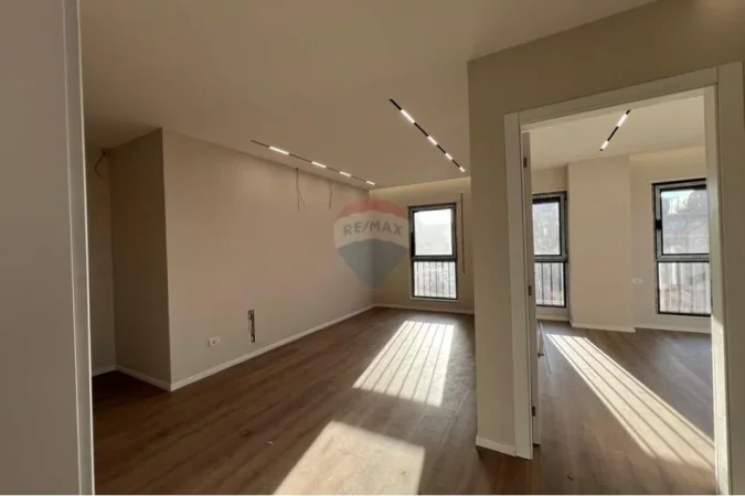 Tirane, shes apartament 2+1+Aneks+Ballkon Kati 3, 86 m² 215.000 € (shkolla e kuqe)