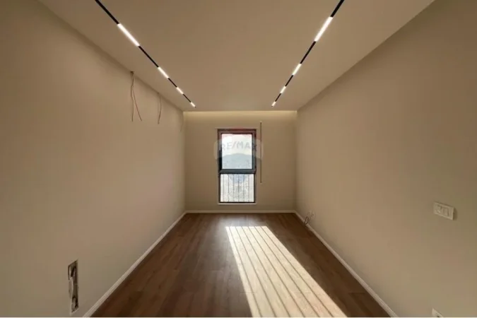 Tirane, shes apartament 2+1+Aneks+Ballkon Kati 3, 86 m² 215.000 € (shkolla e kuqe)