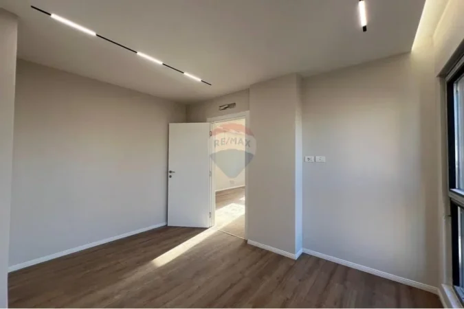 Tirane, shes apartament 2+1+Aneks+Ballkon Kati 3, 86 m² 215.000 € (shkolla e kuqe)