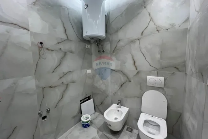 Tirane, shes apartament 2+1+Aneks+Ballkon Kati 3, 86 m² 215.000 € (shkolla e kuqe)