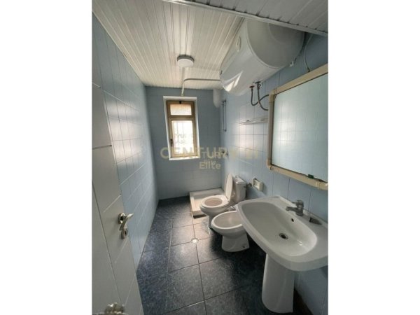 Tirane, jepet me qera apartament 3+1 Kati 1, 100 m² 1.000 € (Drejtoria e Policise)