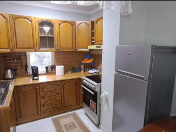 Tirane, jepet me qera 1+1 Kati 2, 60 m² 354 € 