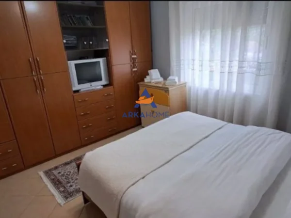 Tirane, jepet me qera 1+1 Kati 2, 60 m² 354 € 