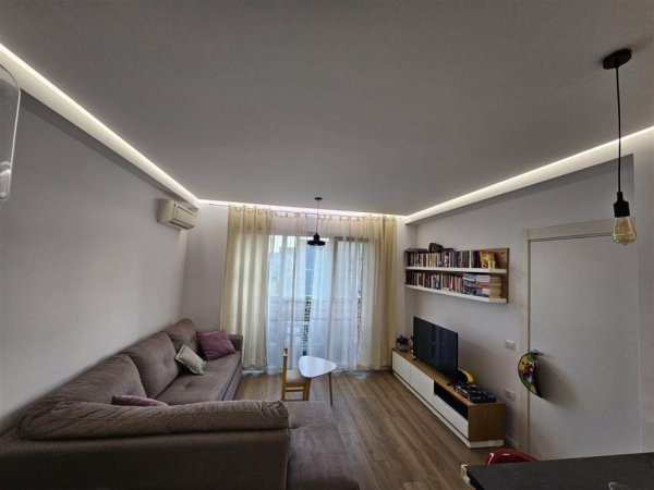 Tirane, jepet me qera apartament 1+1+Ballkon Kati 8, 60 m² 550 € (mbrapa Kupoles)