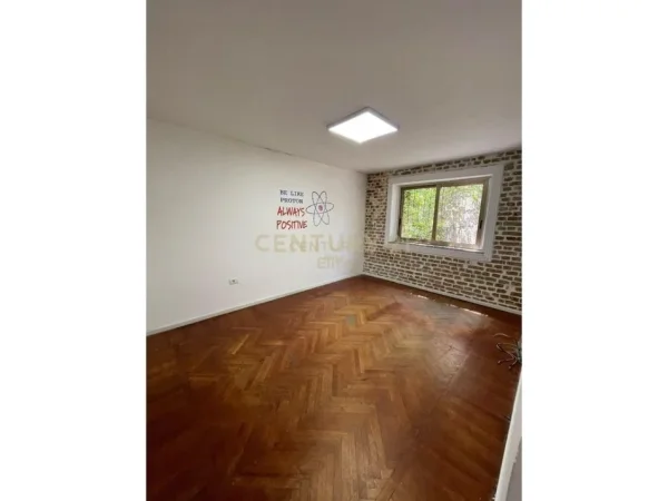 Tirane, jepet me qera ambjent biznesi Kati 1, 96 m² 1.000 € 